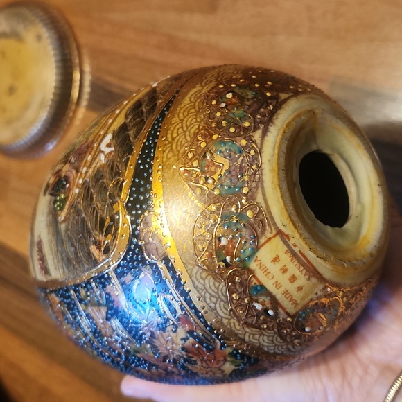 Satsuma Geisha Large Porcelain Egg with Golden Brass Platform Base - Picture 9 of 16